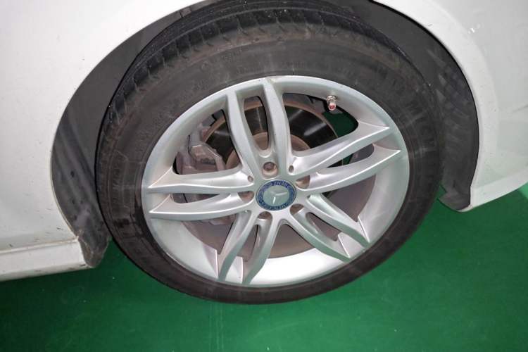 Used Mercedes-Benz C-Class 2013 C 180 Classic Grand Edition Right Front Wheel Hub