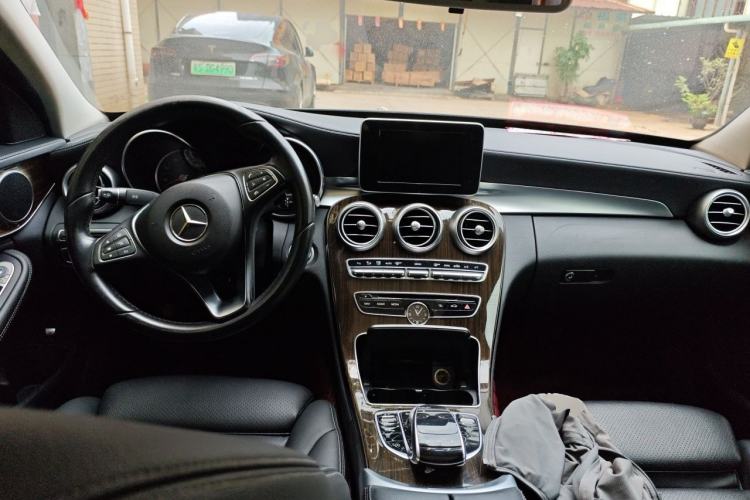 Used Mercedes-Benz C-Class 2015 Facelift C 200 L Center Console