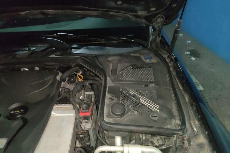 Used Mercedes-Benz C-Class 2015 C 200 L Sport Edition Engine Bay Left