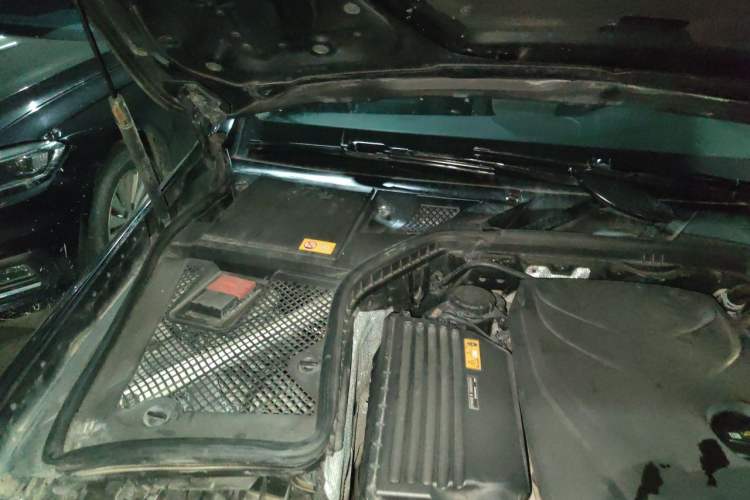 Used Mercedes-Benz C-Class 2015 C 200 L Sport Edition Engine Bay Right