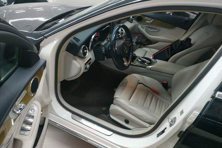 Used Mercedes-Benz C-Class 2015 C 260 L Interior 3