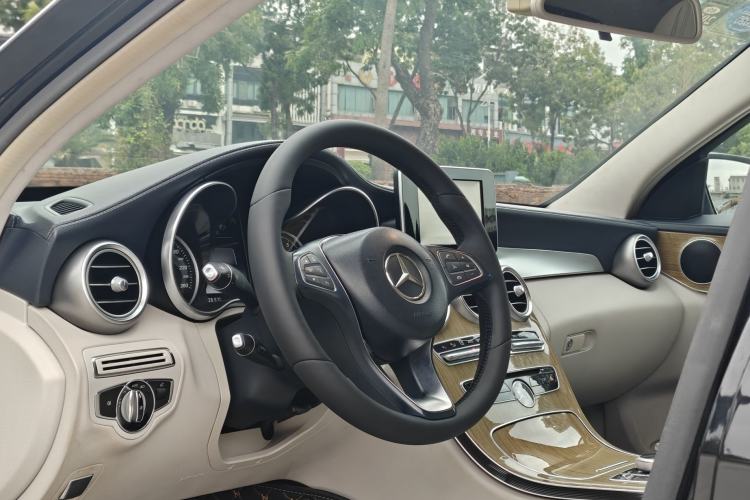 Used Mercedes-Benz C-Class 2015 C 200 L Interior 3