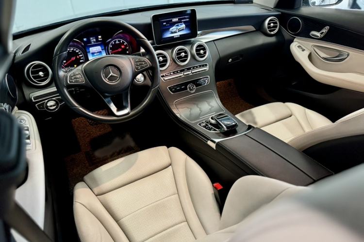 Used Mercedes-Benz C-Class 2015 C 200 station wagon Interior 4