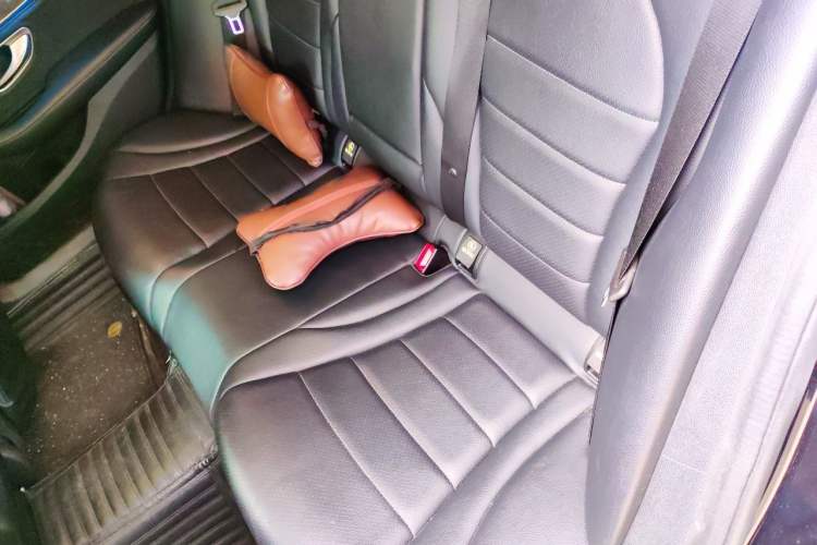 Used Mercedes-Benz C-Class 2015 C 200 L Interior 4