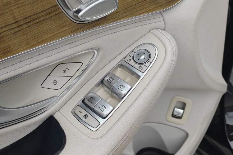 Used Mercedes-Benz C-Class 2015 C 200 L Interior 5