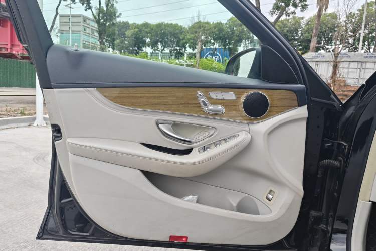 Used Mercedes-Benz C-Class 2015 C 200 L Interior 9