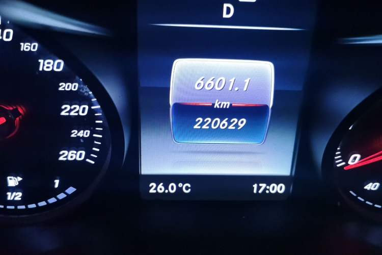 Used Mercedes-Benz C-Class 2015 C 200 L Sport Edition Odometer Close Up