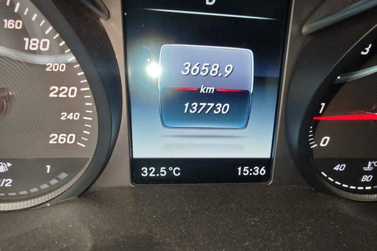 Used Mercedes-Benz C-Class 2015 C 200 L Sport Edition Odometer Close Up