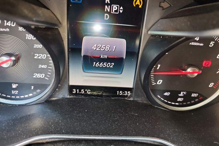 Used Mercedes-Benz C-Class 2015 Revised C 200 L Sport Edition Odometer Close Up