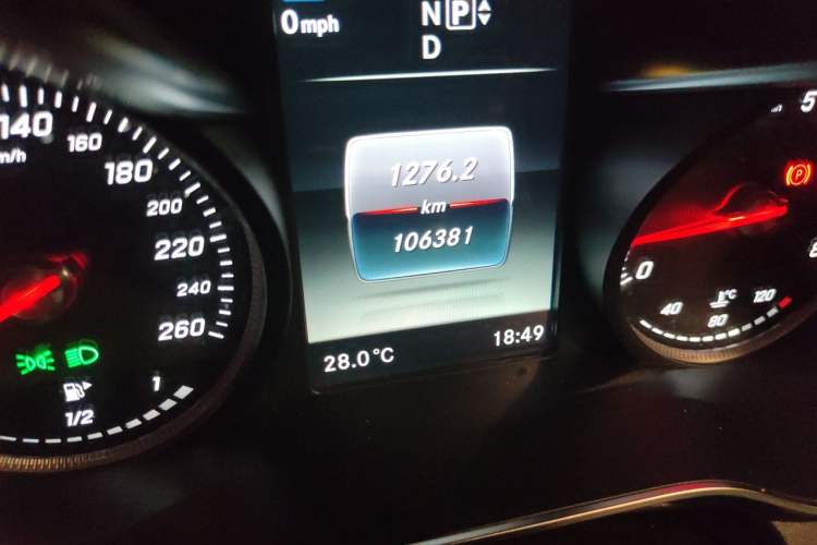 Used Mercedes-Benz C-Class 2015 C 200 L Sport Edition Odometer Close Up