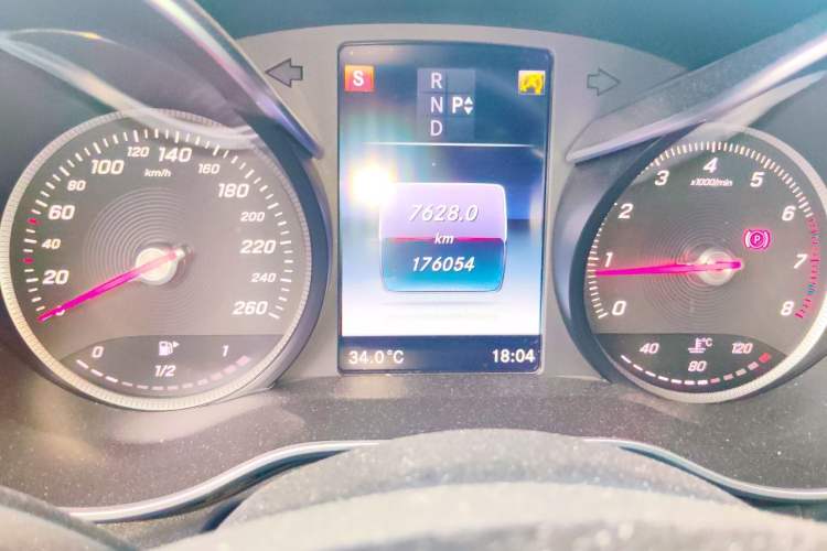 Used Mercedes-Benz C-Class 2015 Facelift C 200 L Odometer Close Up