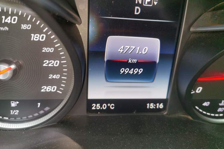 Used Mercedes-Benz C-Class 2015 Revised C 200 L Sport Edition Odometer Close Up