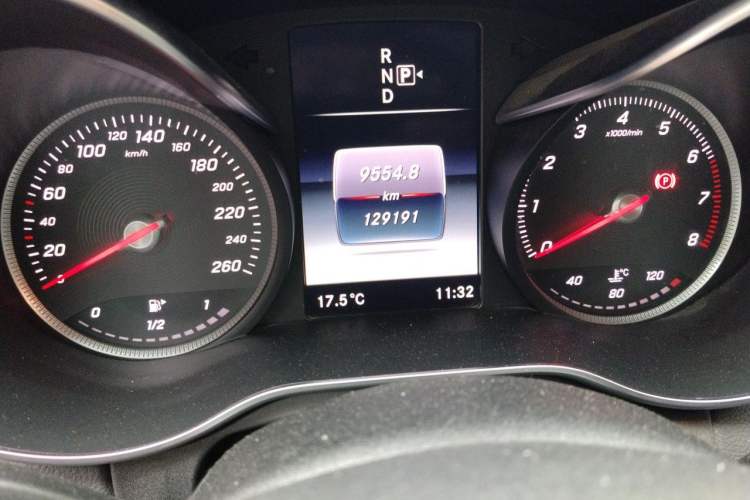 Used Mercedes-Benz C-Class 2015 C 200 L Sport Edition Odometer Close Up