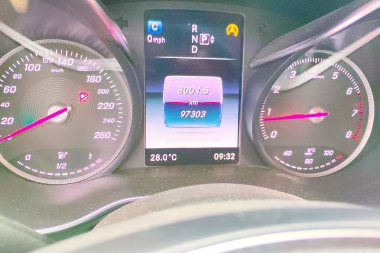Used Mercedes-Benz C-Class 2015 C 200 L Odometer Close Up