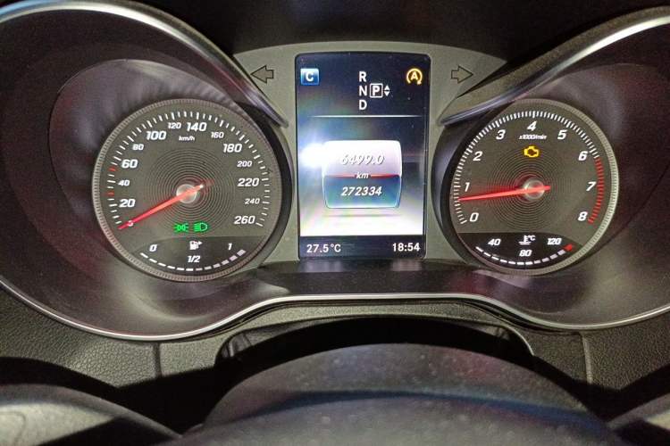 Used Mercedes-Benz C-Class 2015 C 180 L Sport Edition Odometer Close Up