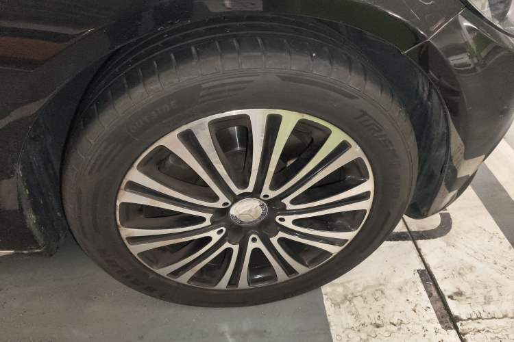 Used Mercedes-Benz C-Class 2015 Facelift C 200 L Right Front Wheel Hub