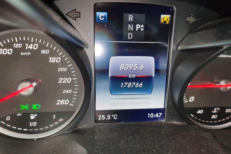 Used Mercedes-Benz C-Class 2015 Revised C 200 L Sport Edition Odometer Close Up