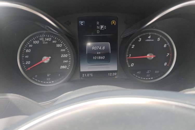Used Mercedes-Benz C-Class 2015 C 200 L Odometer Close Up