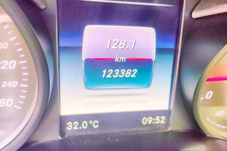 Used Mercedes-Benz C-Class 2015 Revised C 200 L Sport Edition Odometer Close Up