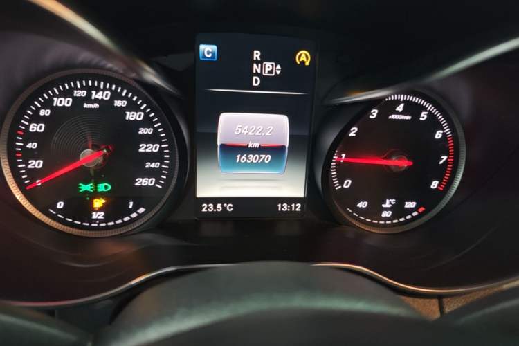 Used Mercedes-Benz C-Class 2015 C 200 L Sport Edition Odometer Close Up