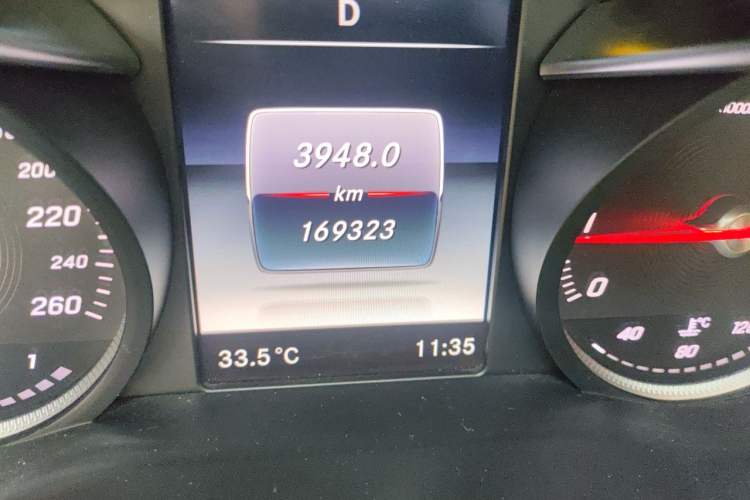 Used Mercedes-Benz C-Class 2015 C 200 L Sport Edition Odometer Close Up