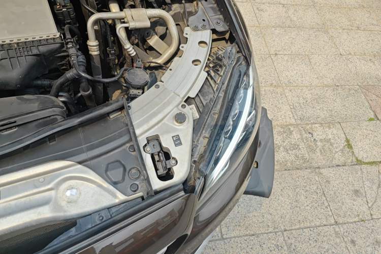 Used Mercedes-Benz C-Class 2015 C 300 L Sport Edition Engine Bay Left