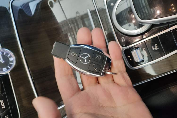 Used Mercedes-Benz C-Class 2015 C 200 L Interior 1
