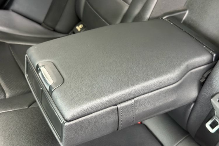 Used Mercedes-Benz C-Class 2015 C 200 L Sport Edition Interior 8