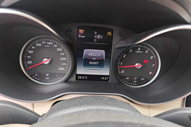 Used Mercedes-Benz C-Class 2015 C 300 L Sport Edition Odometer Close Up
