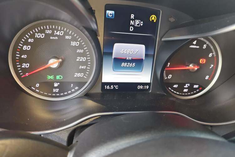 Used Mercedes-Benz C-Class 2015 C 200 Sport Edition 4MATIC Odometer Close Up