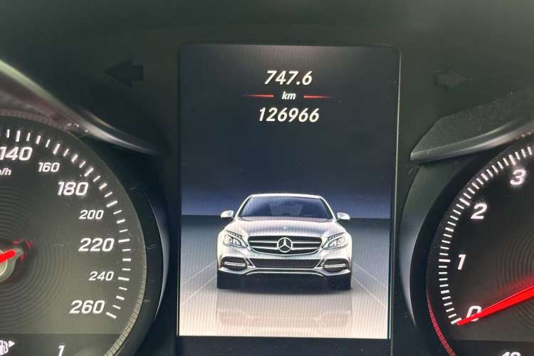 Used Mercedes-Benz C-Class 2015 C 200 L Sport Edition Odometer Close Up