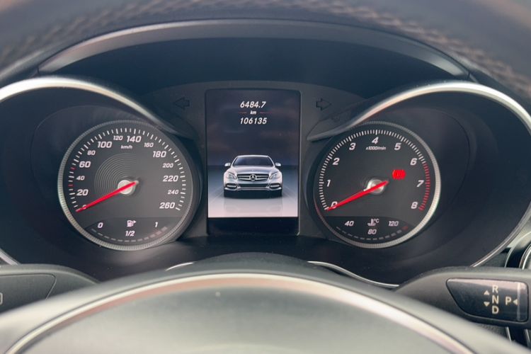 Used Mercedes-Benz C-Class 2015 C 300 L Sport Edition Odometer Close Up