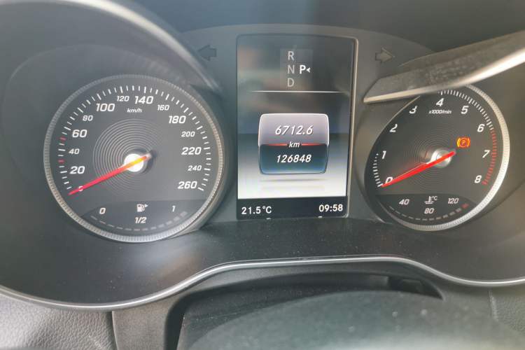 Used Mercedes-Benz C-Class 2015 Revised C 200 L Sport Edition Odometer Close Up