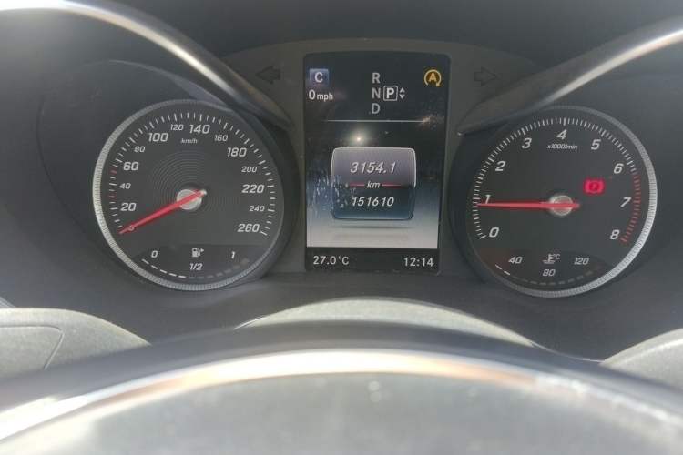 Used Mercedes-Benz C-Class 2015 C 200 L Sport Edition Odometer Close Up