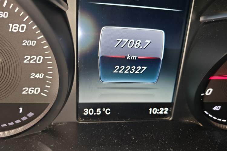 Used Mercedes-Benz C-Class 2015 C 200 L Sport Edition Odometer Close Up