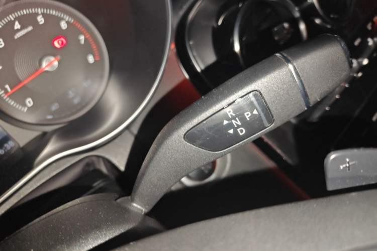 Used Mercedes-Benz C-Class 2015 Revised C 200 L Sport Edition Gear Lever