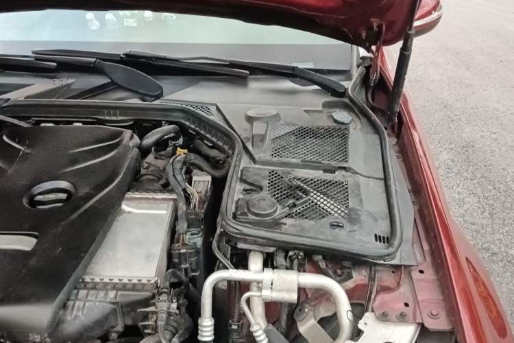 Used Mercedes-Benz C-Class 2015 C 200 L Sport Edition Engine Bay Left