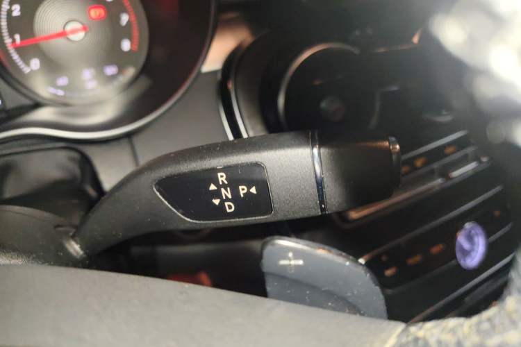 Used Mercedes-Benz C-Class 2015 Revised C 200 L Sport Edition Gear Lever