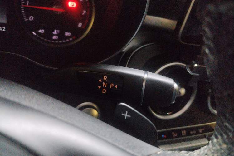 Used Mercedes-Benz C-Class 2015 Revised C 200 L Sport Edition Gear Lever