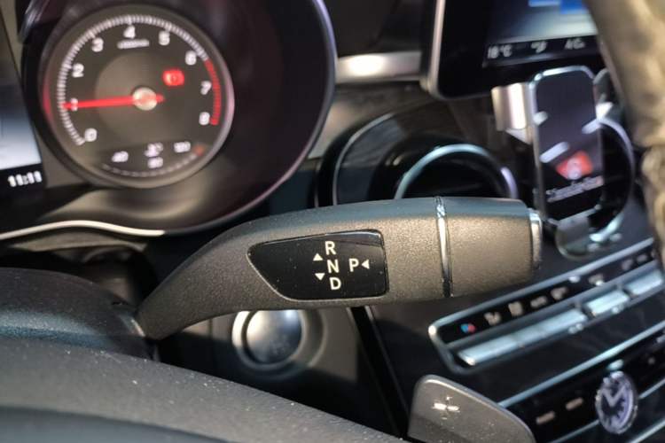 Used Mercedes-Benz C-Class 2015 Revised C 200 L Sport Edition Gear Lever