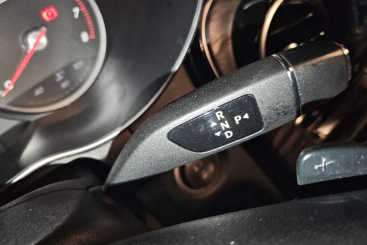 Used Mercedes-Benz C-Class 2015 Revised C 200 L Sport Edition Gear Lever