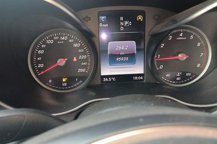 Used Mercedes-Benz C-Class 2015 C 200 L Sport Edition Odometer Close Up