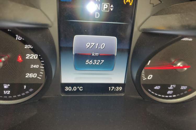 Used Mercedes-Benz C-Class 2015 C 200 L Sport Edition Odometer Close Up