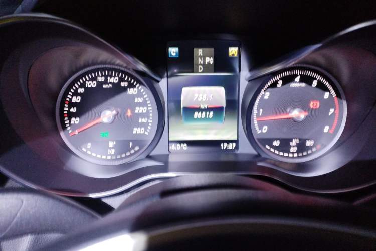 Used Mercedes-Benz C-Class 2015 Revised C 200 L Sport Edition Odometer Close Up