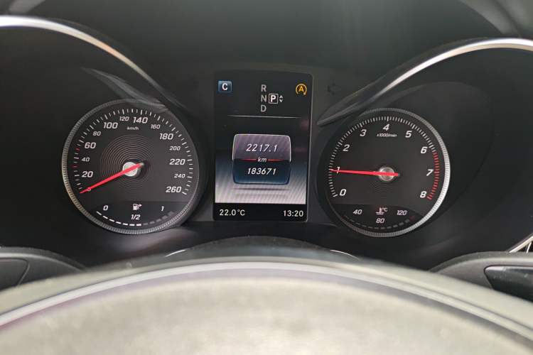 Used Mercedes-Benz C-Class 2015 C 200 L Sport Edition Odometer Close Up
