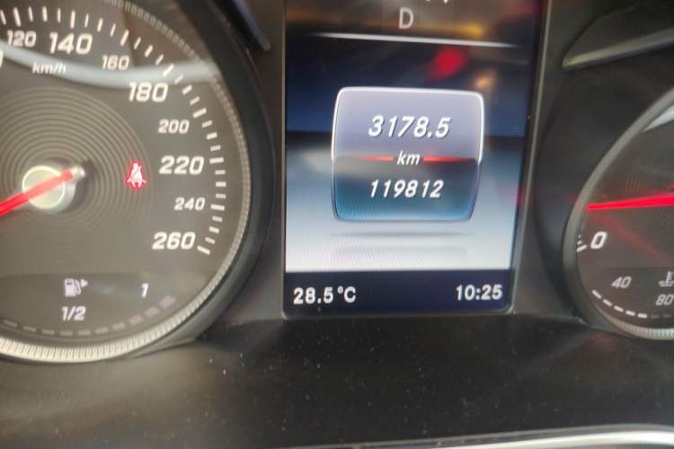 Used Mercedes-Benz C-Class 2015 C 180 L Sport Edition Odometer Close Up