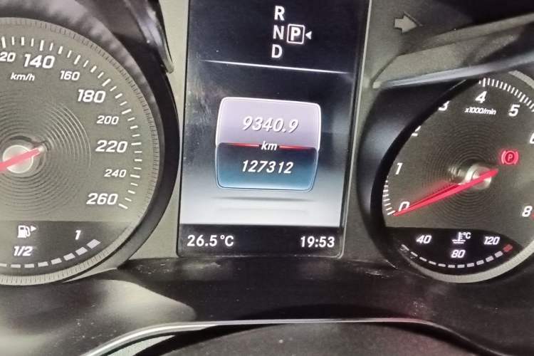 Used Mercedes-Benz C-Class 2015 C 200 L Sport Edition Odometer Close Up