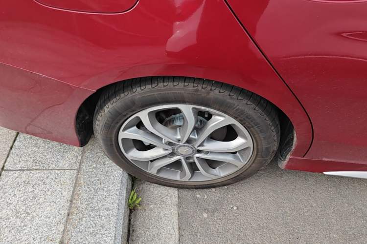 Used Mercedes-Benz C-Class 2015 Restyled C 180 L Sport Edition Right Rear Wheel Hub