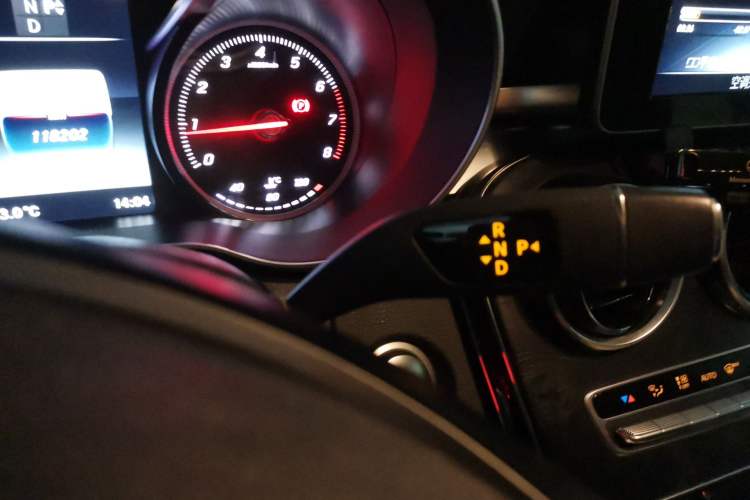 Used Mercedes-Benz C-Class 2015 Revised C 200 L Sport Edition Gear Lever