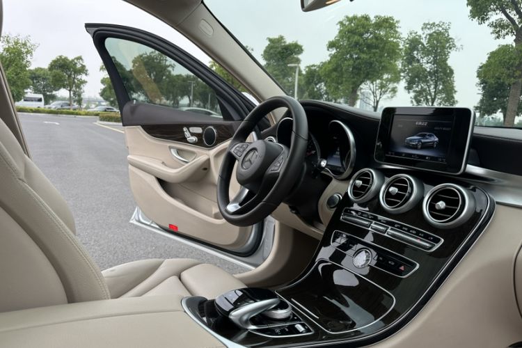 Used Mercedes-Benz C-Class 2015 C 200 L Interior 2